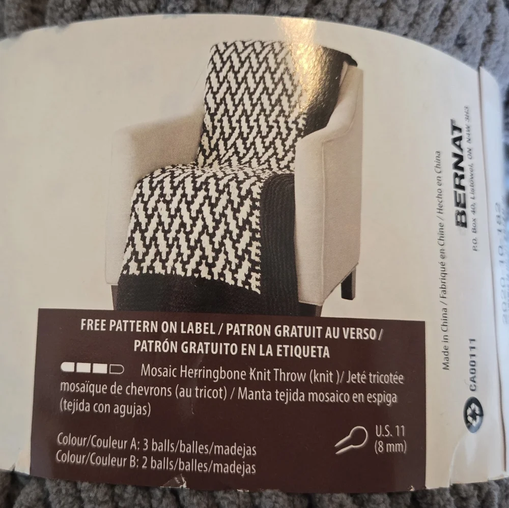 Bernat Blanket Yarn - Dark Gray 10.5 Oz Ea Skein - Picture 3 of 9
